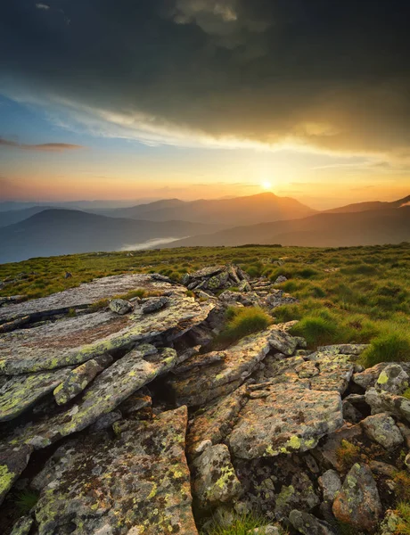 Skały góry podczas sunrise — Zdjęcie stockowe
