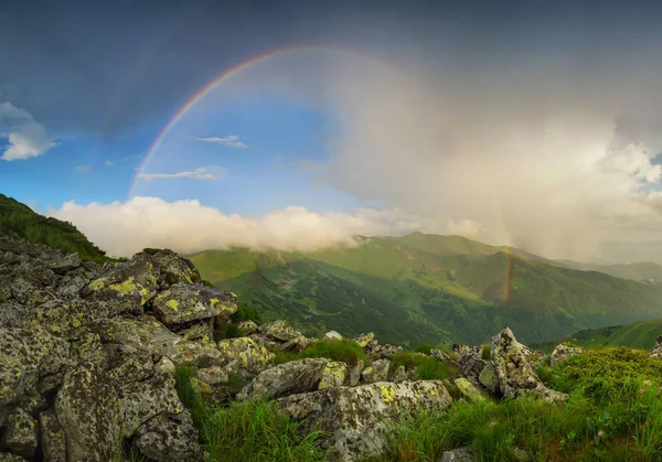 Duha nad horský hřeben — Stock fotografie