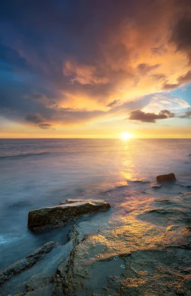 Zeegezicht tijdens zonsopgang — Stockfoto