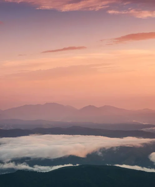 Valle de la montaña durante el amanecer — Foto de Stock