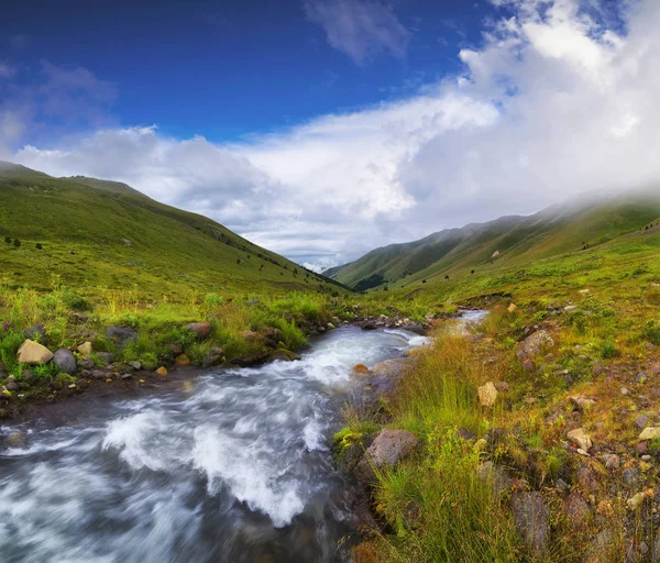 Río en valle de montaña . — Foto de Stock