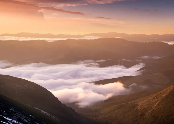 Vale da montanha durante o nascer do sol — Fotografia de Stock