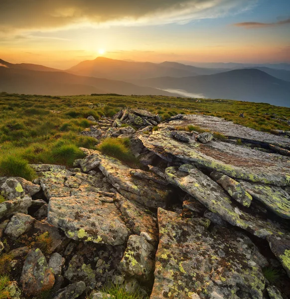 Rocas en el campo de montañas al amanecer —  Fotos de Stock