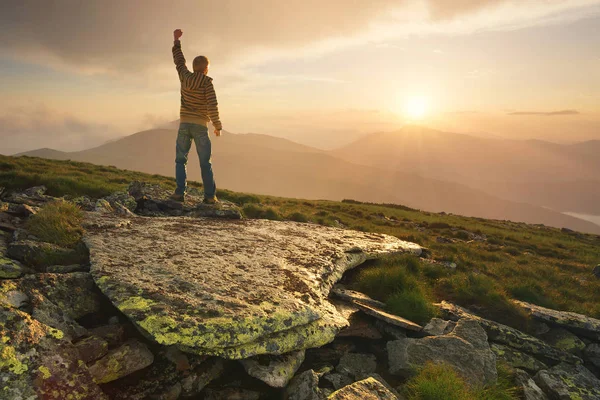 Winnaar silhouet op de bergtop — Stockfoto