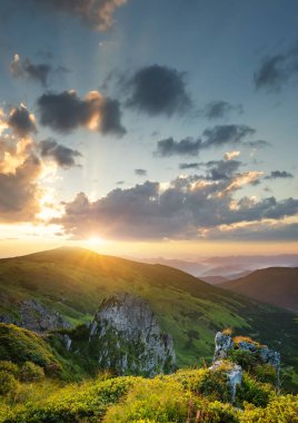 Gün batımı sırasında yüksek kayalar