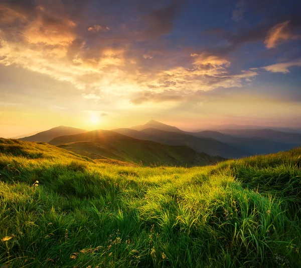 Valle de las montañas al amanecer — Foto de Stock