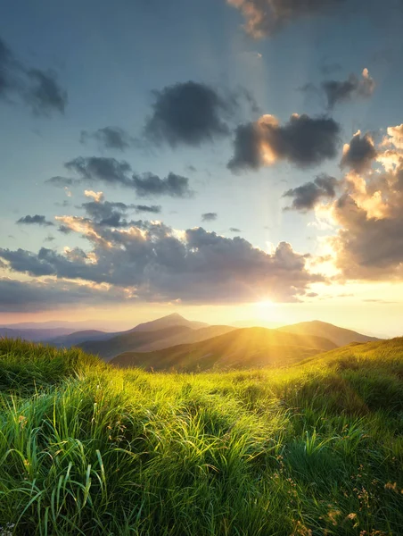 Montagnes vallée pendant le coucher du soleil — Photo