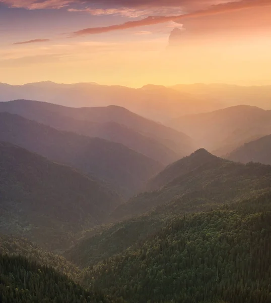 Lignes de collines dans la vallée de montagne — Photo