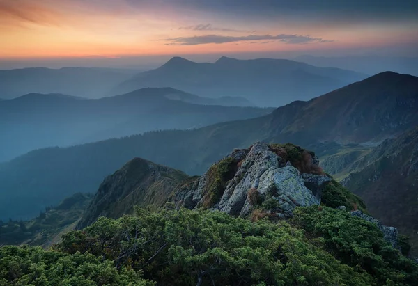 Montañas paisaje durante la puesta del sol — Foto de Stock