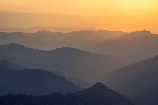 Valle de la montaña durante el amanecer — Foto de Stock