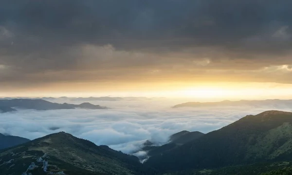 Mountain panorama during sunrise — Stock Photo, Image