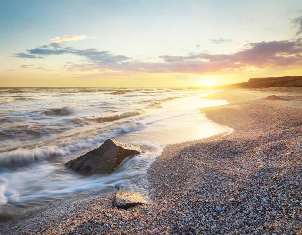Costa do mar durante o nascer do sol — Fotografia de Stock