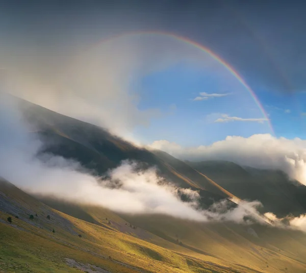 Rainbow in mountain valley — Stock Photo, Image