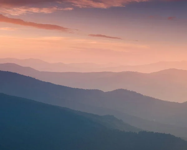 Bergdal tijdens zonsopgang — Stockfoto