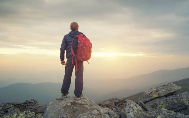 Turist tepe yüksek kayaların üzerinde