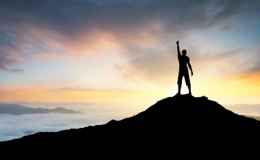 Kazanan siluet dağ tepe üzerinde