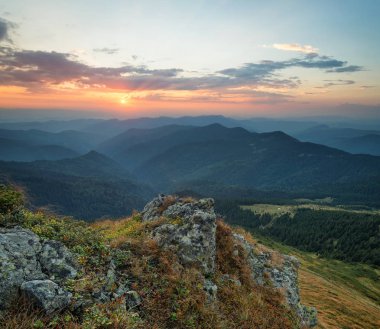 gün batımı sırasında dağlar.