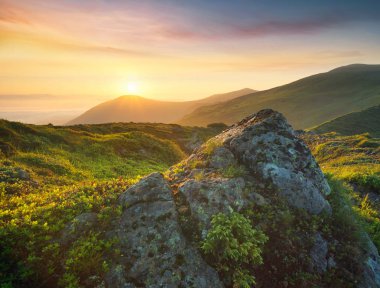gün batımı sırasında dağlar.