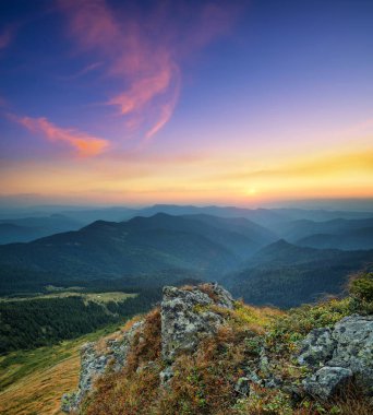 gün batımı sırasında dağlar.