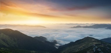 Dağ panorama gündoğumu sırasında