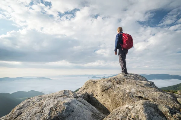 Turista en pico de rocas altas — Foto de Stock