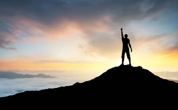 Winnaar silhouet op de bergtop — Stockfoto