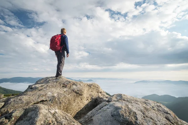 Tourist auf dem Gipfel der hohen Felsen — Stockfoto
