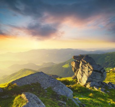 kayalar gündoğumu sırasında