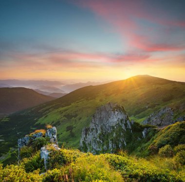 Gün batımı sırasında yüksek kayalar