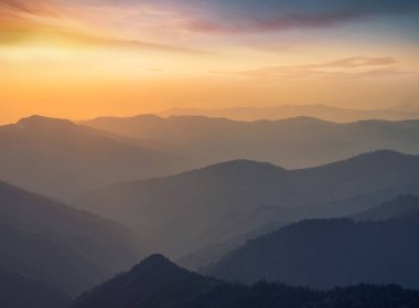 Gündoğumu sırasında dağ Vadisi