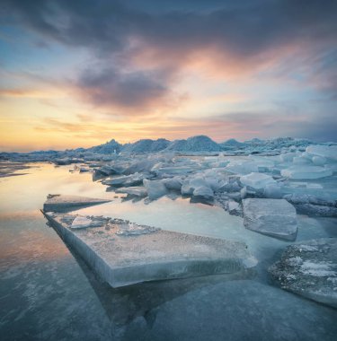 Dondurulmuş deniz günbatımı sırasında.