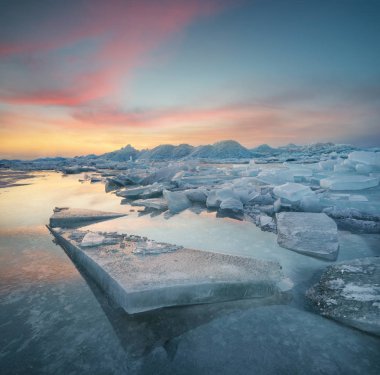 Dondurulmuş deniz günbatımı sırasında.