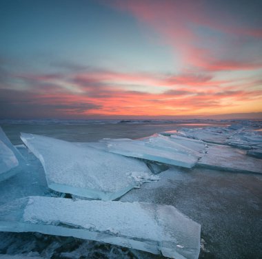 Dondurulmuş deniz günbatımı sırasında.