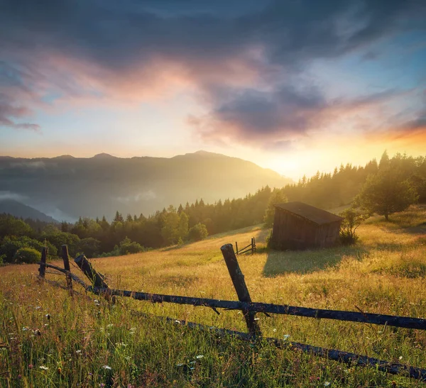 Valle de la montaña por la mañana — Foto de Stock