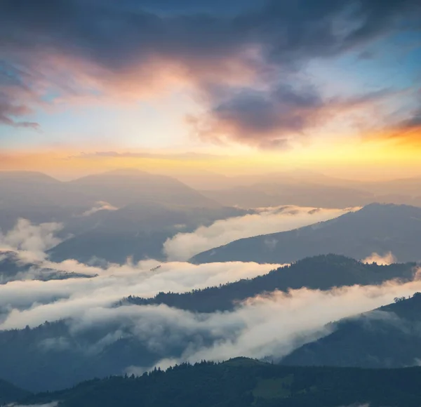 Bergdal tijdens zonsopgang — Stockfoto