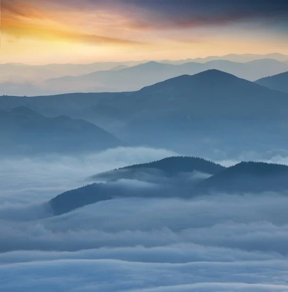 Alta montanha na hora da manhã — Fotografia de Stock