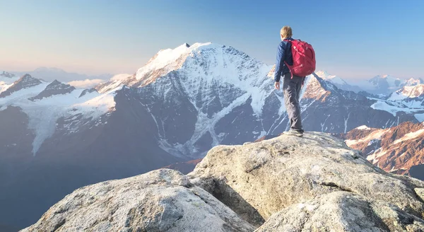 Turista en la cima de las rocas altas — Foto de Stock