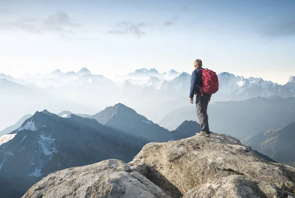 Tourist auf dem Gipfel hoher Felsen — Stockfoto