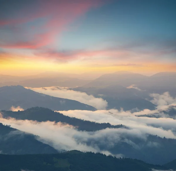 Bergdal tijdens zonsopgang — Stockfoto