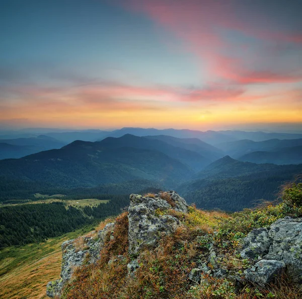 Montagnes pendant le coucher du soleil — Photo