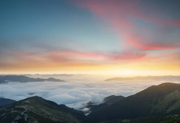 Панорама гор на восходе солнца — стоковое фото