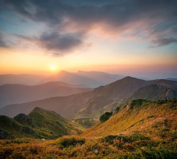 Montanhas durante o pôr do sol — Fotografia de Stock