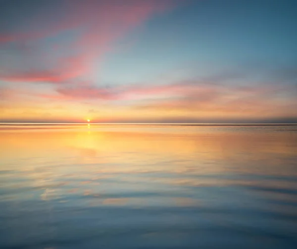 Zeegezicht tijdens zonsopgang — Stockfoto