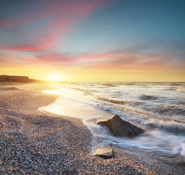 Riva del mare durante l'alba — Foto Stock