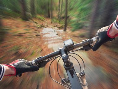 Bisiklet yolda binmek