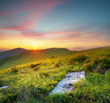 gün batımı sırasında dağlar.
