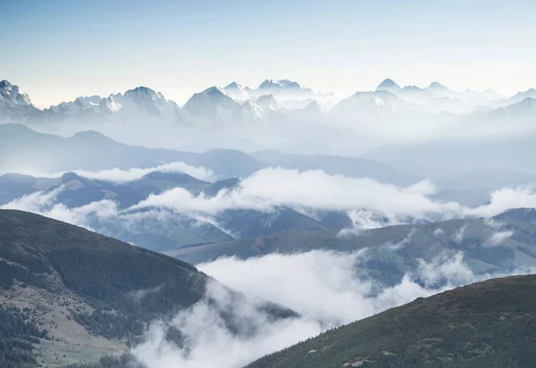 Vallée de montagne dans la brume — Photo