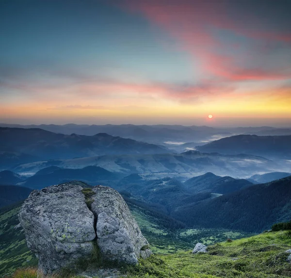 Vale da montanha durante o pôr do sol — Fotografia de Stock