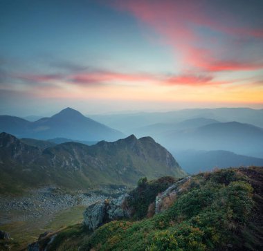 gün batımı sırasında dağlar
