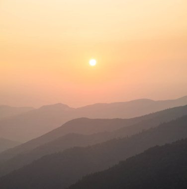 Gündoğumu sırasında dağ Vadisi. 